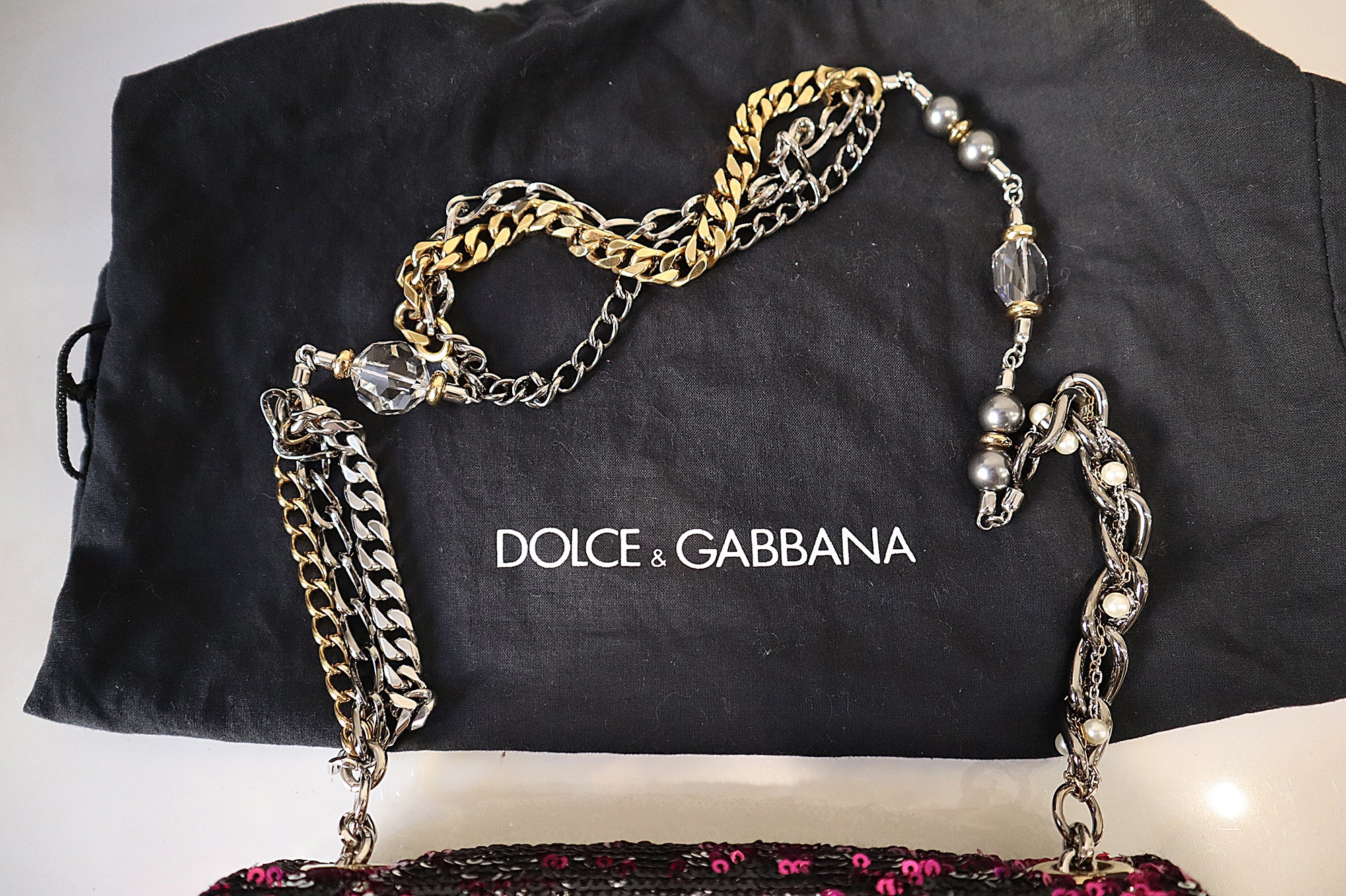Песни она хочет сумку дольче габбана. Сумка Дольче энд Габбана отделка гипюром. Сумка Dolce Gabbana с жемчужными буквами. Как проверить сумку Дольче Габбана на подлинность. Сумка Dolce Gabbana Family купить.