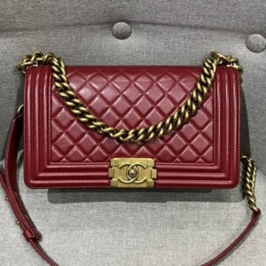 Сумка Chanel Boy в отличном состоянии, выгуливалась несколько раз, золотая фурнитура, в комплекте пыльник, перчатка, оригинал.