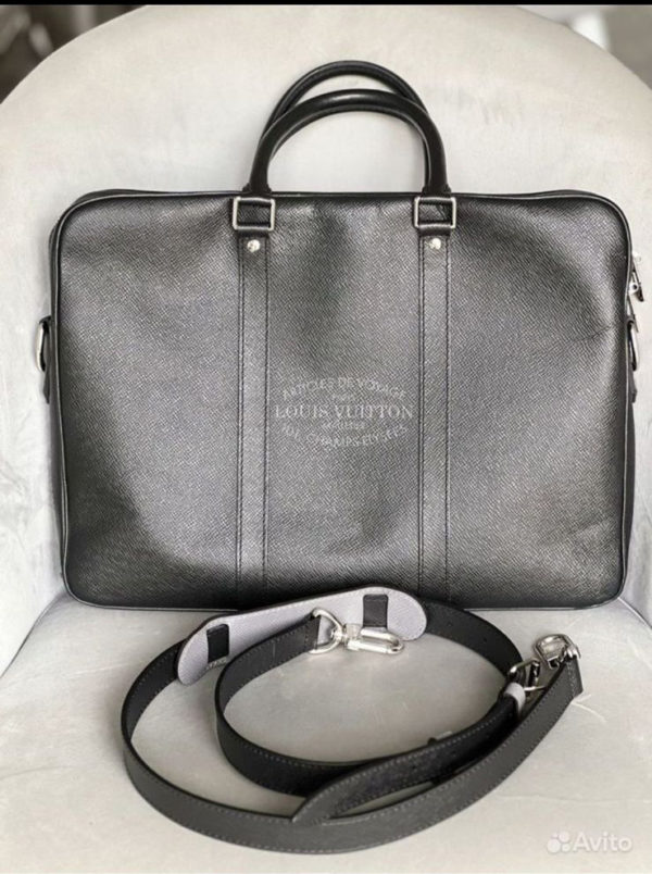 Портфель Louis Vuitton в отличном состоянии, нюанс на заливке на ручке, в комплекте плечевой ремень, оригинал, наша цена 49 т.р