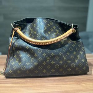 Продается сумка Louis Vuitton Artsy в очень хорошем состоянии