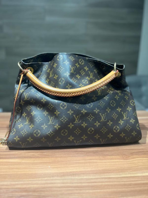 Продается сумка Louis Vuitton Artsy в очень хорошем состоянии