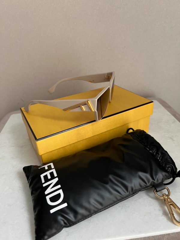 Абсолютно новые очки Fendi