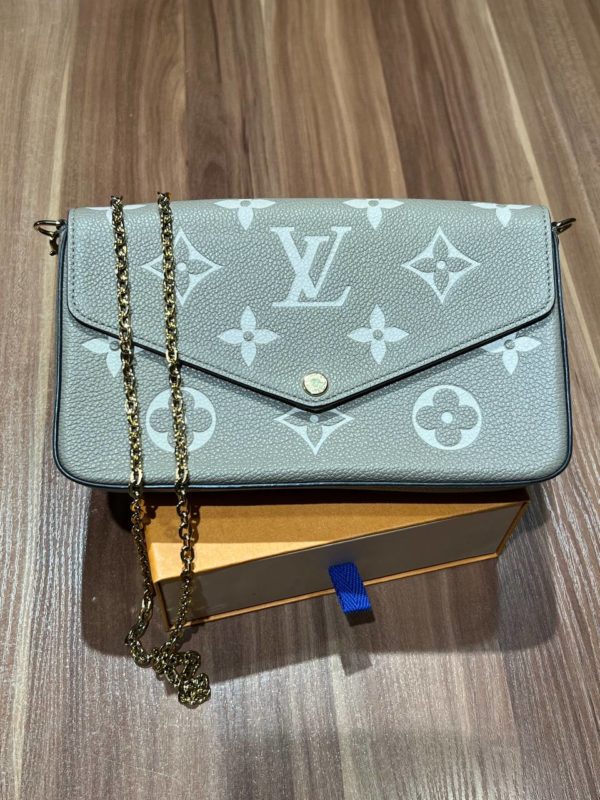 Клатч на цепочке Louis Vuitton Felicie в отличном состоянии