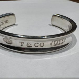 Продается открытый серебряный браслет Tiffany&Co 925 пробы в отличном состоянии