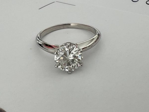 Продается новое золотое кольцо 750 пробы с бриллиантом