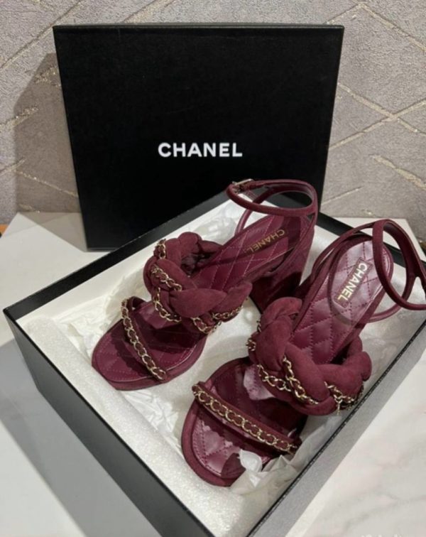 Замшевые босоножки Chanel в отличном состоянии