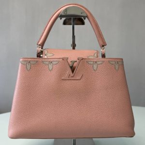 Продается сумка Louis Vuitton Capucines в очень хорошем состоянии