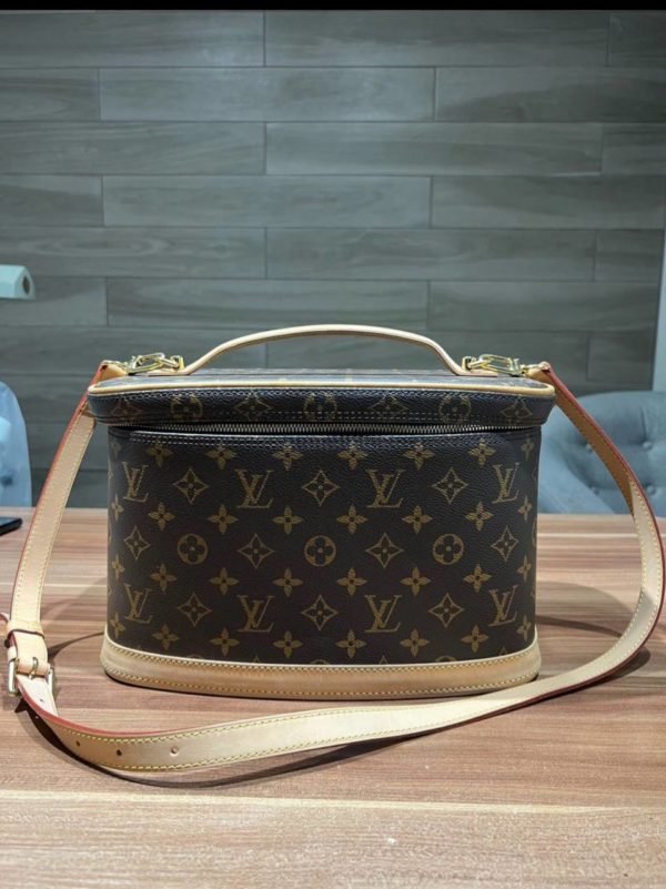 Косметичка Louis Vuitton, в идеальном состоянии