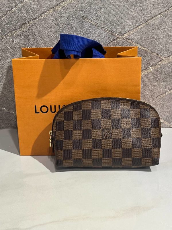 Продается компактная косметичка Louis Vuitton Cosmetic Pouch в очень хорошем состоянии