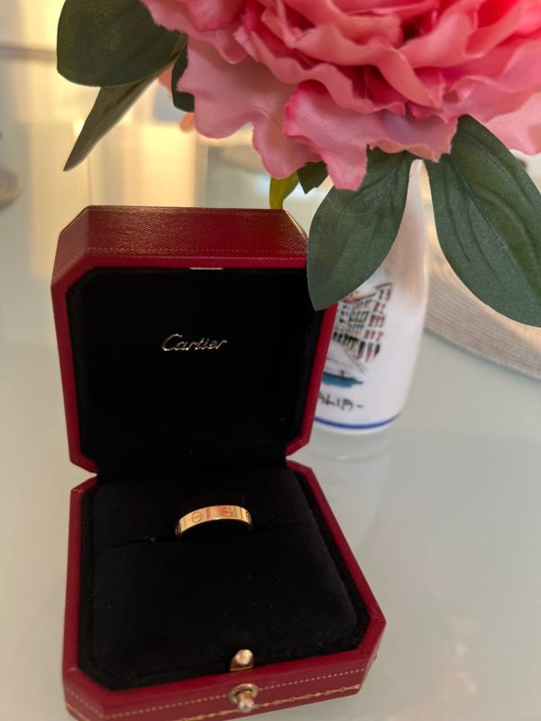 Продается золотое кольцо Cartier Love 750 пробы в отличном состоянии