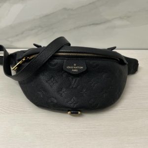 Поясная сумка Louis Vuitton Bumbag Monogram в отличном состоянии