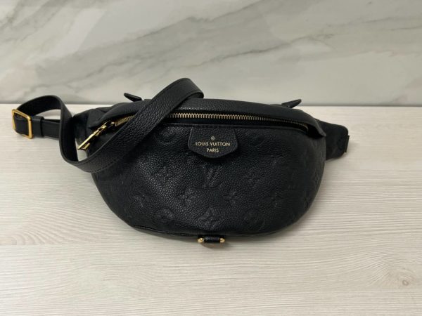 Поясная сумка Louis Vuitton Bumbag Monogram в отличном состоянии