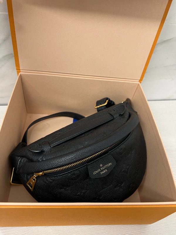 Поясная сумка Louis Vuitton Bumbag Monogram в отличном состоянии