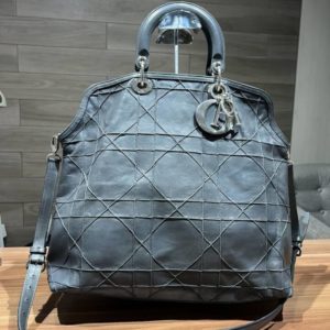 Продается сумка Christian Dior в очень хорошем состоянии