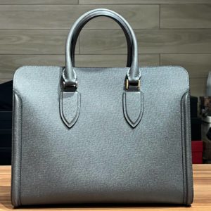 Сумка Alexander McQueen из натуральной кожи в отличном состоянии.