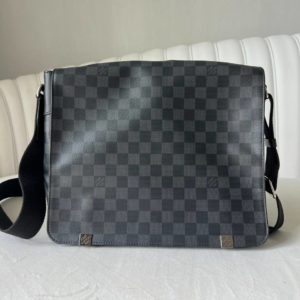 Продается сумка Louis Vuitton District в отличном состоянии