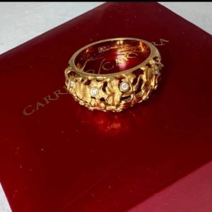 Продается золотое кольцо Carrera y Carrera с бриллиантами в отличном состоянии