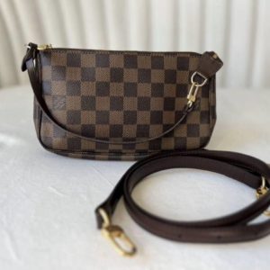 Продается клатч Louis Vuitton Pochette в идеальном состоянии