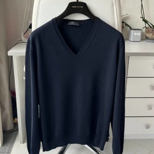 Продается свитер Prada в состоянии нового