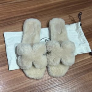 Новые меховые шлепки Hermes