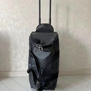 Продается дорожная сумка Louis Vuitton на колесах с выдвижной ручкой в идеальном состоянии