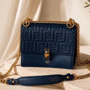 Сумка Fendi Kan I Small Компактная и элегантная модель из гладкой телячьей кожи с тиснением FF - знакового мотива Дома Fendi