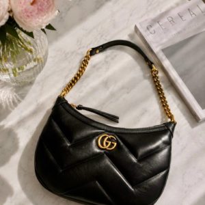 Стильная и узнаваемая модель Gucci из мягкой чёрной кожи с фирменной стёжкой шеврон и культовой золотистой моно-граммой GG в идеальном состоянии