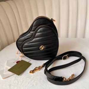 Новая сумка Gucci с золотой фурнитурой из текущей коллекции