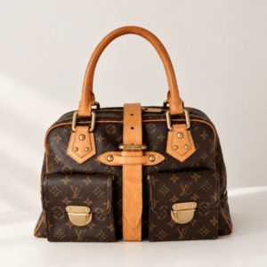 Cтильная и вместительная сумка Louis Vuitton Manhattan в фирменном канвасе Monogram с отделкой из натуральной кожи Vachetta и золотистой фурнитурой