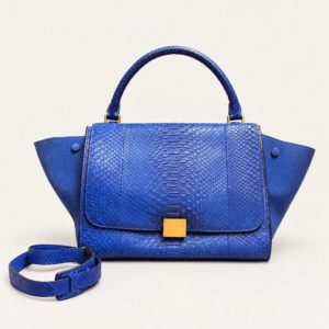 Продается эффектная сумка Celine Trapeze насыщенного синего цвета из кожи питона