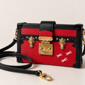 Продается оригинальная сумка Louis Vuitton Petite Malle в эффектном красном цвете с чёрной отделкой и золотистой фурнитурой