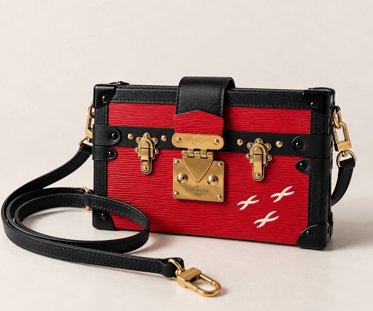 Продается оригинальная сумка Louis Vuitton Petite Malle в эффектном красном цвете с чёрной отделкой и золотистой фурнитурой