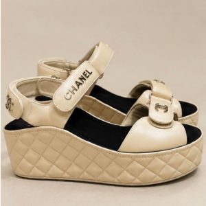 Продаются новые кожаные босоножки Chanel на платформе